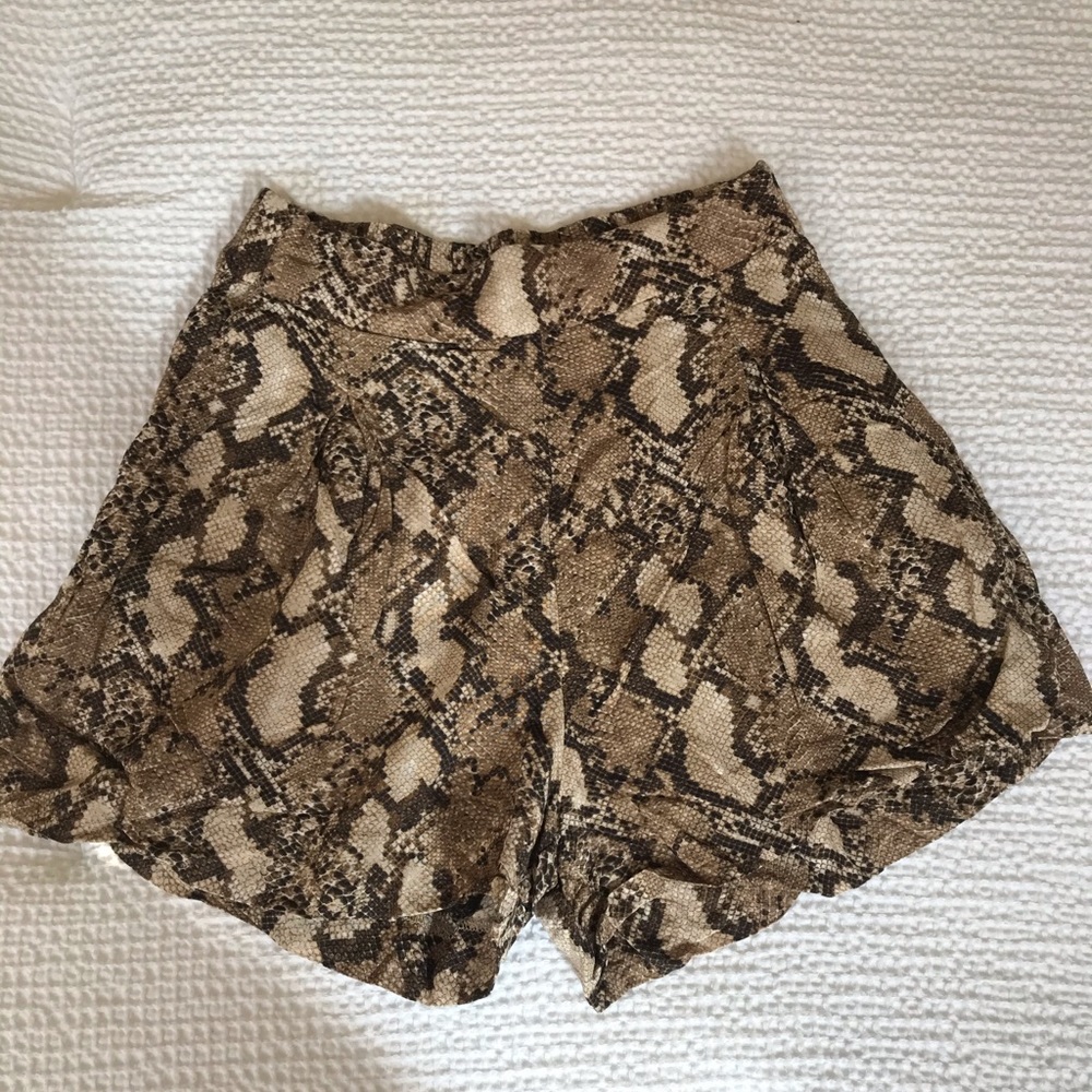 HM snake print graphic shorts with pockets